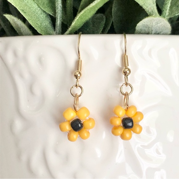 New Hand Beaded Earrings Dangling Drop Sunflower Daisies Handmade Lightweight - Picture 7 of 7